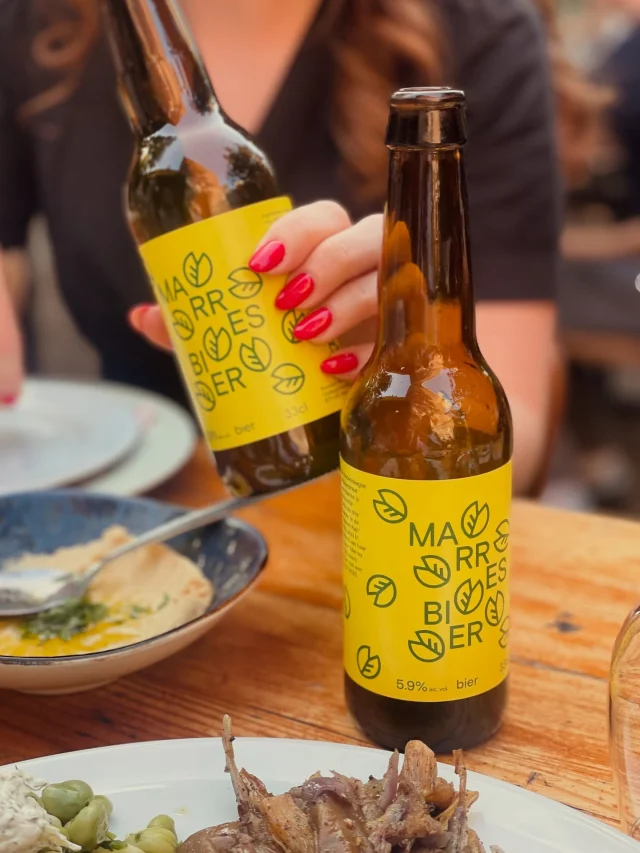 Verfrissend zomerbiertje! 🍻 Ter ere van ons 25-jarig bestaan werd een stevig blond bier gebrouwen, als eerbetoon aan de brouwersfamilie Marres. Het Marres bier is lekker fris, met subtiele tonen van vlierbloesem en citroen.

Het bier wordt o.a. geschonken bij Marres Kitchen, Café Zondag, de Brandweerkantine en restaurant Le Bon Vivant. Ga ‘m proeven!

🌞 Op zoek naar een leuk cadeau voor een BBQ of een andere zomerse gelegenheid? De three- en sixpacks zijn verkrijgbaar via de webshop, bij de receptie van Marres en de Maastricht Store.

Gebrouwen door Brouwerij de Fontein, design door Loes Claessens.
 
//

Refreshing Summer Beer! 🍻 To celebrate our 25th anniversary, a strong blonde beer was brewed as a tribute to the Marres brewing family. It’s a refreshing beer, with subtle notes of elderflower and lemon.

You can enjoy this beer at places like @marreskitchenofficial, @zondagmaastricht, @brandweerkantine, and restaurant @lebonvivant043. Go give it a try!

🌞 Looking for a fun gift for a BBQ or another sunny occasion? Three- and six-packs are available through our webshop, at the Marres reception desk, and at the @maastrichtstore 

Brewed by @brouwerijdefontein, designed by @loesclassic 

#marres #maastricht #visitmaastricht #bier #beer #brouwerij #geschiedenis #jubileum