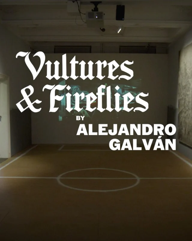 Grand opening Vultures & Fireflies 🔥 Saturday 28 June 2025, free entrance, everybody’s welcome. Doors open: 5PM, exhibition closes at 8PM.

‘We can adopt the role of the vulture and admire the carnage that sustains our own lives from a distance, paying lip service, being indifferent, or even enjoying the benefits that the suffering and death of others far away brings us. Or we can admire and imitate the life cycles of a firefly: starting as a larva, crawling on the ground in search of a patch of warmth on the rough—and so cruel to our species—yet beloved Earth, in an imaginary codependency. Gradually, our shell gets stronger and only then do we fly to the modest height of that patch of sky over what was once the lake, where the lack of real fireflies reminds us that we’re left to share an essential sorrow: facing the darkness of the night and soul without being able to shine for ourselves.’
—Tonatiuh López

//

Grote opening Vultures & Fireflies 🔥 zaterdag 28 juni 2025, gratis toegang en iedereen is welkom. Deuren open: 17.00, tentoonstelling sluit om 20.00

‘We kunnen toekijken als gieren, van een afstandje genieten van het leed van anderen. Misschien zeggen we wel hoe erg we het vinden, maar we blijven vaak onverschillig of profiteren zelfs van het lijden en de dood van mensen ver weg. Of we kiezen ervoor om vuurvliegjes te zijn: klein beginnend als een klein larve, kruipend over de koude, harde aarde op zoek naar een beetje warmte. Zo wreed voor onze soort—en toch blijft de aarde ons lief, gevangen in een denkbeeldige wederzijdse afhankelijkheid. Langzaam wordt ons pantser sterker. Dan stijgen we op, niet hoog, maar ver genoeg om een stukje hemel te bereiken boven wat ooit een meer was. Daar beseffen we dat echte vuurvliegjes ontbreken en dat we allemaal eenzelfde verdriet delen: de donkere nacht en onze eigen duisternis onder ogen zien, zonder zelf te kunnen stralen.’
—Tonatiuh López

//

Film: @houtvideo

#marres #maastricht #museum #hedendaagsekunst #contemporaryart #chronicle #kroniek #mexico #video #painting #installation #soundscape #visitmaastricht